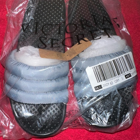 PINK slides - NWT 🤩 - Picture 2 of 3